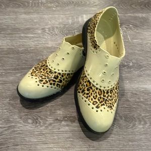 Men’s Biion Gold Shoes, Size 9, Leopard print